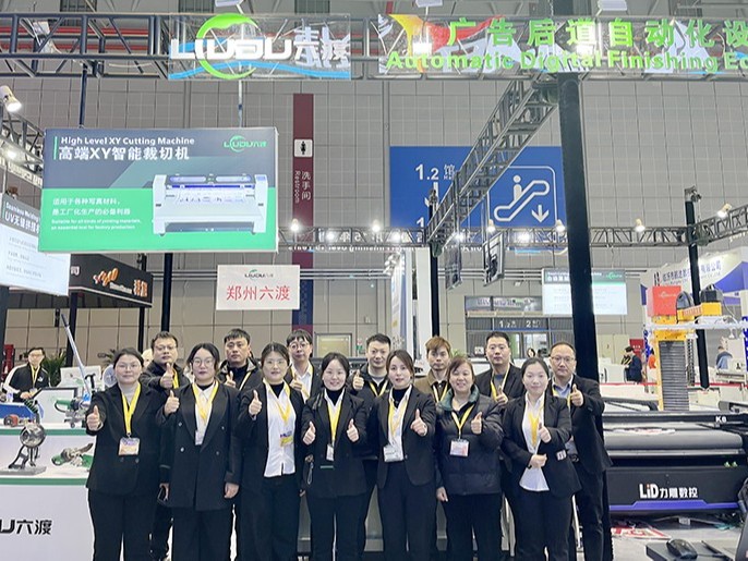 聚焦2025上海广印展:六渡广告人机械手流水线,广受好评!