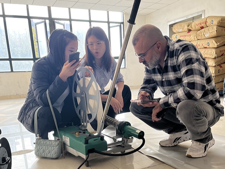 南非客户到访郑州k8凯发天生赢家一触即发工厂参观