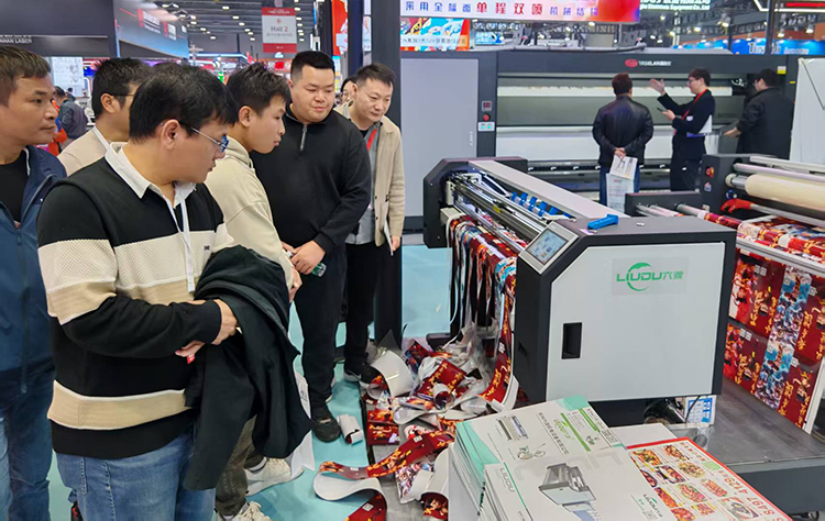 六渡覆板裁切机 六渡覆板裁切机